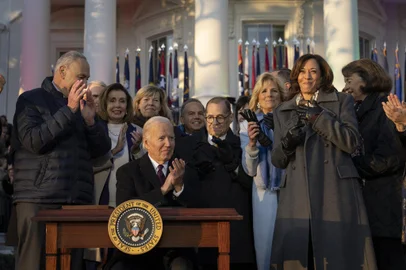 President Biden Holds Signing Ceremony For The Respect For Marriage ActWASHINGTON, DC - DECEMBER 13: U.S. President Joe Biden applauds after signing the Respect for Marriage Act on the South Lawn of the White House December 13, 2022 in Washington, DC. The Respect for Marriage Act will codify same-sex and interracial marriages.   Drew Angerer/Getty Images/AFP (Photo by Drew Angerer / GETTY IMAGES NORTH AMERICA / Getty Images via AFP)Editoria: HUMLocal: WashingtonIndexador: DREW ANGERERSecao: societyFonte: GETTY IMAGES NORTH AMERICAFotógrafo: CONTRIBUTOR<!-- NICAID(15294837) -->