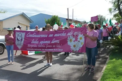 Mais de 500 mulheres, trabalhadoras da agricultura familiar, de 16 municípios da região norte do RS, se reuniram na manhã desta terça-feira (14) em Tapera, no Encontro das Trabalhadoras Rurais do Alto Jacuí. O evento dá sequência às celebrações do Dia da Mulher (8).<!-- NICAID(15374889) -->