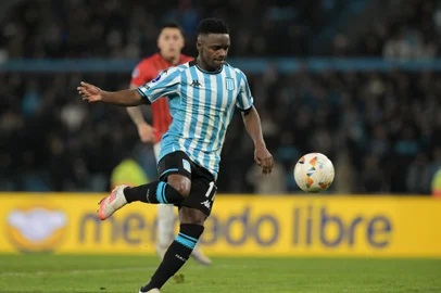 Racing's Colombian forward Johan Carbonero scores his second goal during the Copa Sudamericana round of 16 second leg football match between Argentina's Racing and Chile's Huachipato at the Presidente Peron stadium in Avellaneda, Buenos Aires Province, on August 20, 2024. (Photo by JUAN MABROMATA / AFP)Editoria: SPOLocal: AvellanedaIndexador: JUAN MABROMATASecao: soccerFonte: AFPFotógrafo: STF<!-- NICAID(15949940) -->