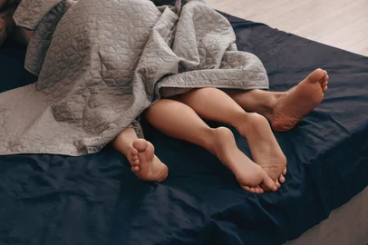 Adobe Stock - SexoPassionate couple having sex on bed, closeup of legsIndexador: Olga Yastremska, New Africa, AfrFonte: 624202226<!-- NICAID(16068690) -->
