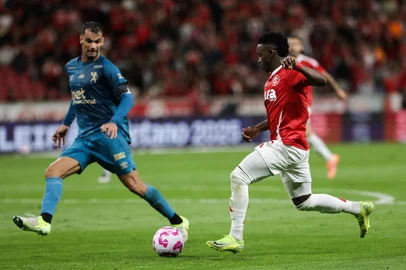 PORTO ALEGRE, RS, BRASIL - 19-10-2025: Internacional enfrenta o Sport Recife pela 29ª rodada do Campeonato Brasileiro, no Estádio Beira-Rio. Foto: Renan Mattos/Agência RBS.<!-- NICAID(16149669) -->