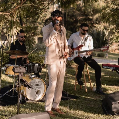 Casa Nuvole Gramado promove sunset com a banda Jazz Cinnamon no feriado de PáscoaApós o sucesso da primeira edição do Sunset Casa Nuvole em março, a casa de eventos de Gramado anuncia duas edições especiais para o feriadão de Páscoa. Nos dias 7 e 8 de abril, os moradores e turistas que estarão em Gramado e região terão a oportunidade de aproveitar o pôr do sol considerado um dos mais bonitos de Gramado.Além de gastronomia de ponta assinada pela tartufato Cucina e uma carta de bebidas selecionadas, o evento terá atrações musicais de qualidade. No dia 7 de abril o som fica a cargo da banda Banda Jazz Cinnamon e Djs. Já no dia 8 de abril as atrações serão Vini Netto, DJ Lê Araújo e DJs Diego Heron e Rafa Castro.<!-- NICAID(15391150) -->