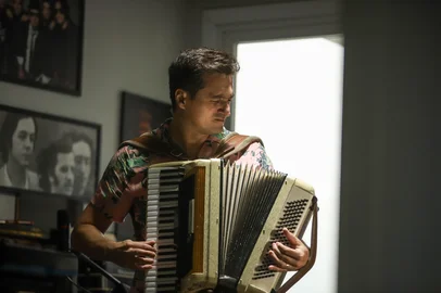 PORTO ALEGRE, RS, BRASIL - 20/03/2024 - : A história do projeto The Beatles no Acordeon, que completa 10 anos com show no Espaço Maestro. Nas imagens: Diego Dias – Fundador do The Beatles no Acordeon. FOTO: DUDA FORTES, AGÊNCIA RBS<!-- NICAID(15712002) -->