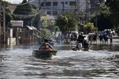 Canoas, RS, Brasil, 09-05-2024: Alagamento no bairro Mathias Velho. Habitantes de Canoas vivem em uma cidade dividida pela enchente que atinge o Rio Grande do Sul. Grande parte da cidade esta alagada, milhares tiveram de deixar suas casas. A parte da cidade que nao foi atingida, concentra pessoas e animais resgatados, desabrigados e desalojados, e acoes de voluntarios para ajudar. Foto: Mateus Bruxel / Agencia RBSIndexador: Mateus Bruxel<!-- NICAID(15760445) -->