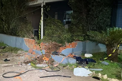 Marcos Pacheco / Grupo RBS CANOAS - Uma jovem de 22 anos morreu em acidente no bairro Mato Grande em Canoas, na Região Metropolitana. O carro em que ela estava saiu da pista e invadiu um condomínio na madrugada de segunda-feira (7). A vítima foi identificada como Nicoly Silva dos Santos. Ela era uma das passageiras do veículo. <!-- NICAID(16361095) -->