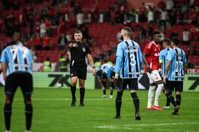 PORTO ALEGRE, RS, BRASIL, 21-09-2025: Em jogo válido pela 24ª rodada do Brasileirão, o Grenal 448 iniciou com uma carga extra de tensão com os dois treinadores ameaçados de perderem seus cargos.  No primeiro turno, o resultado foi 1 a 1 na Arena.  Foto: Renan Mattos/Agência RBS<!-- NICAID(16129939) -->