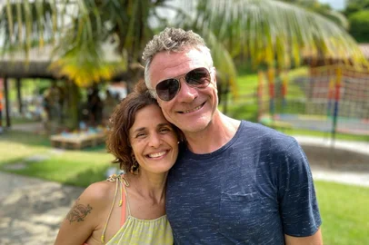 Jornalista britânico Dom Philips e a esposa Alessandra Sampaio, na Bahia, em 2021<!-- NICAID(16062874) -->