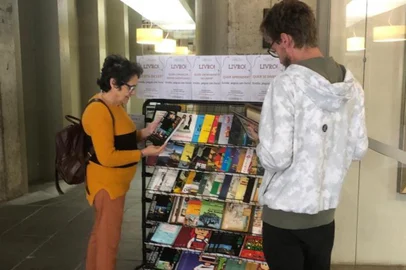 Jovens e adultos marcaram presença para garantir o seu exemplar.Mais de 1500 pessoas estiveram na Casa da Cultura Percy Vargas de Abreu e Lima, nos dias 17,18,19 e 20 de abril. O motivo era que no saguão do espaço cultural havia uma ação promovida pela Biblioteca Pública Municipal Dr. Demetrio Niederauer, na qual estavam sendo doados livros à comunidade. <!-- NICAID(15411006) -->