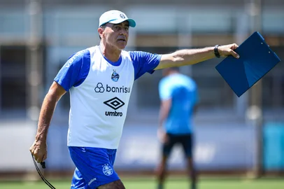 RS - FUTEBOL/ TREINO GREMIO 2025 - ESPORTES - Jogadores do Gremio realizam treino durante a manha desta terca-feira, no CT Luiz Carvalho, na preparaÃ§Ã£o para a partida valida pelo Campeonato Gacuho 2025. Na foto, Gustavo Quinteros. FOTO: LUCAS UEBEL/GREMIO FBPA<!-- NICAID(15969250) -->