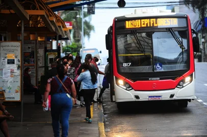 CAXIAS DO SUL, RS, BRASIL, 27/01/2022. Atendendo aos apelos de passageiros, a Secretaria Municipal de Trânsito, Transportes e Mobilidade (SMTTM) determinou à concessionária que se estabeleça novo reajuste de horários nas tabelas para o atendimento à comunidade.  12 itinerários terão maior oferta de ônibuA. (Porthus Junior/Agência RBS)<!-- NICAID(15000711) -->