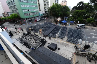 CAXIAS DO SUL, RS, BRASIL, 05/12/2021. O Grande Espetáculo de Natal  Magnabosco Unimed 2021 provoca alterações no trânsito no centro de Caxias do Sul neste domingo (6). As ruas no entorno da loja e da Catedral estão bloqueadas para organizar a estrutura da apresentação, marcada para as 20h deste domingo. (Porthus Junior/Agência RBS)<!-- NICAID(14959611) -->