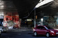 PORTO ALEGRE, RS, BRASIL - 24-06-2025: CONTEINERS PARA LOJAS NO VIADUTO DA CONCEIÇÃO. Prefeitura de Porto Alegre vai instalar contêiners para lojas em dois pontos do Viaduto da Conceição. Um ficará embaixo da Alberto Bins e outro em baixo da Avenida Farrapos. Fotos: Duda Fortes/Agencia RBS<!-- NICAID(16066076) -->