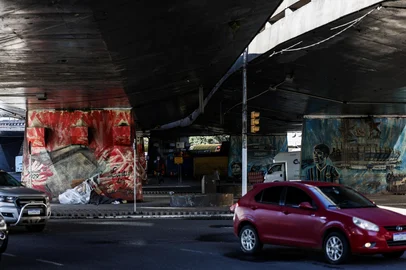 PORTO ALEGRE, RS, BRASIL - 24-06-2025: CONTEINERS PARA LOJAS NO VIADUTO DA CONCEIÇÃO. Prefeitura de Porto Alegre vai instalar contêiners para lojas em dois pontos do Viaduto da Conceição. Um ficará embaixo da Alberto Bins e outro em baixo da Avenida Farrapos. Fotos: Duda Fortes/Agencia RBS<!-- NICAID(16066076) -->