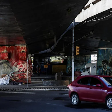 PORTO ALEGRE, RS, BRASIL - 24-06-2025: CONTEINERS PARA LOJAS NO VIADUTO DA CONCEIÇÃO. Prefeitura de Porto Alegre vai instalar contêiners para lojas em dois pontos do Viaduto da Conceição. Um ficará embaixo da Alberto Bins e outro em baixo da Avenida Farrapos. Fotos: Duda Fortes/Agencia RBS<!-- NICAID(16066076) -->