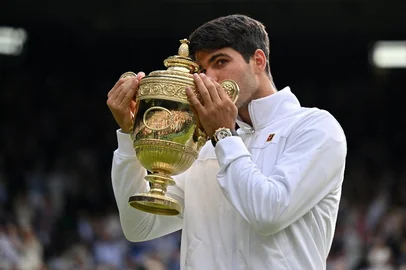 Alcaraz venceu Wimbledon pela segunda vez consecutiva.