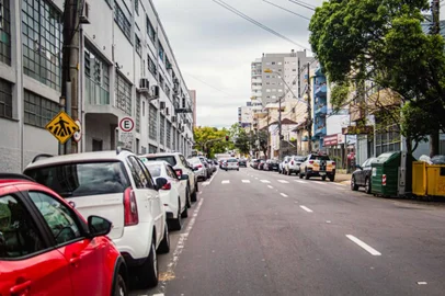 A partir da próxima segunda-feira (02/10), cerca de 85 novas vagas serão criadas na Rua Dom José Barea, no trecho entre as ruas Dr. Montaury e Alfredo Chaves.<!-- NICAID(15555218) -->