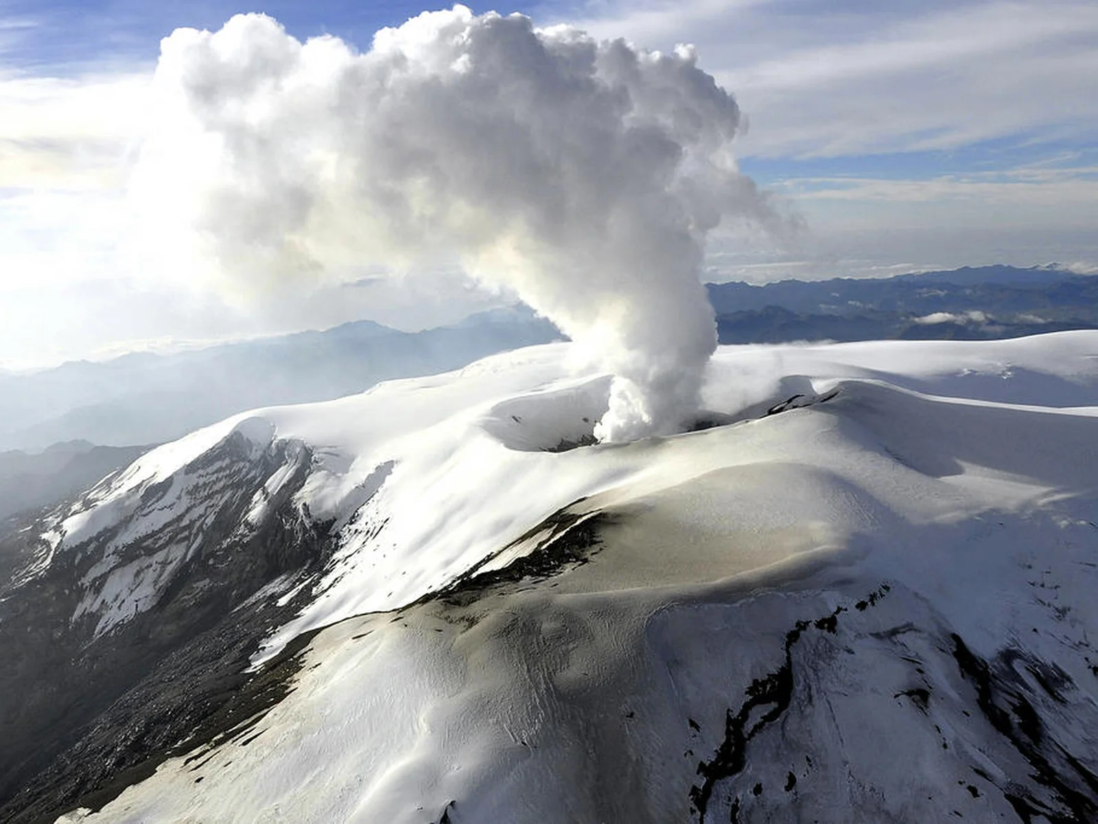 Colômbia alerta sobre risco de erupção do vulcão Nevado del Ruiz | GZH