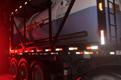 Caminhão carregado de produto químico atola e bloqueia parcialmente a RS-437, em Vila Flores<!-- NICAID(16130044) -->