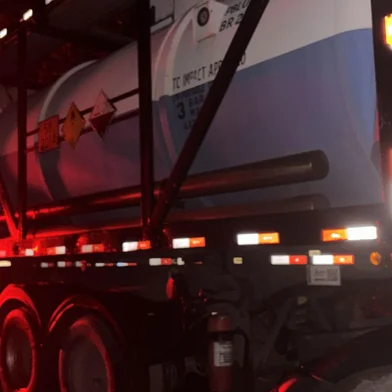 Caminhão carregado de produto químico atola e bloqueia parcialmente a RS-437, em Vila Flores<!-- NICAID(16130044) -->