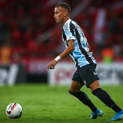 RS - FUTEBOL/CAMPEONATO GAUCHO 2022 /GRENAL 435 - ESPORTES - Lance da partida entre Gremio e Internacional disputada na noite desta quarta-feira, no Estadio Beira-rio, em partida valida pela Campeonato Gaucho 2022. FOTO: LUCAS UEBEL/GREMIO FBPA<!-- NICAID(15040988) -->