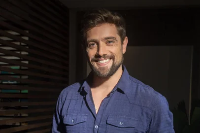 Rômulo (Rafael Cardoso), cara e coragem<!-- NICAID(15279537) -->