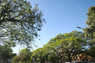 PORTO ALEGRE, RS, BRASIL - 25/10/2024 - Após instabilidade, Porto Alegre tem amanhecer com tempo firme de sol. FOTO: RENAN MATTOS, AGÊNCIA RBS<!-- NICAID(15900322) -->