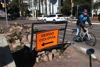 PORTO ALEGRE, RS, BRASIL, 11-08-2025: Raio X da ciclovia da av. Ipiranga constata diversos pontos de obras paralizadas, desvios sem sinalização adequada e pontos que oferecem risco aos ciclistas. A ciclovia está com trechos interrompidos e com problemas estruturais há mais de dois anos. Foto: Jonathan Heckler/Agência RBS<!-- NICAID(16099115) -->