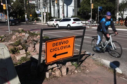 PORTO ALEGRE, RS, BRASIL, 11-08-2025: Raio X da ciclovia da av. Ipiranga constata diversos pontos de obras paralizadas, desvios sem sinalização adequada e pontos que oferecem risco aos ciclistas. A ciclovia está com trechos interrompidos e com problemas estruturais há mais de dois anos. Foto: Jonathan Heckler/Agência RBS<!-- NICAID(16099115) -->
