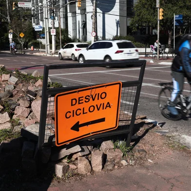 PORTO ALEGRE, RS, BRASIL, 11-08-2025: Raio X da ciclovia da av. Ipiranga constata diversos pontos de obras paralizadas, desvios sem sinalização adequada e pontos que oferecem risco aos ciclistas. A ciclovia está com trechos interrompidos e com problemas estruturais há mais de dois anos. Foto: Jonathan Heckler/Agência RBS<!-- NICAID(16099115) -->