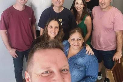 Deputado federal Maurício Marcon faz selfie com vereadores caxienses Alexandre Bortoluz, Mauricio Scalco e Gladiz Frizzo. Na foto ainda: Marcelo Slaviero, Virginia Boff, Gabriela Perini, Cesar Augusto Bernardi, e deputado estadual Claudio Branchieri. Deputado destaca a aliança PL, PP e NOVO. <!-- NICAID(15634020) -->