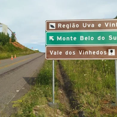 Placas de sinalização turística<!-- NICAID(15412833) -->