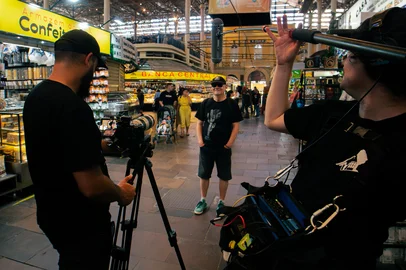 Heron Heinz (baixista d’Os Replicantes, mais ao centro), diretor de fotografia Rafael Rigon (com a câmera) e Victor Mascarenhas (som direto). Foto: João Pedro Ribas<!-- NICAID(16171518) -->