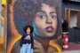 Menina Keisy Antonela da Rosa dos Santos, quatro anos, posa em frente ao grafite feito por Erick Citon, no muro do Vielas Espaço Cultural<!-- NICAID(15133604) -->