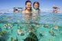 Legenda: Carol e Malu curtem momentos de lazer nas águas transparentes da Praia do Patacho, em São Miguel dos Milagres, em AlagoasCrédito: Carolina Torres/Pezinhos Mundo Afora/Divulgação<!-- NICAID(15503149) -->