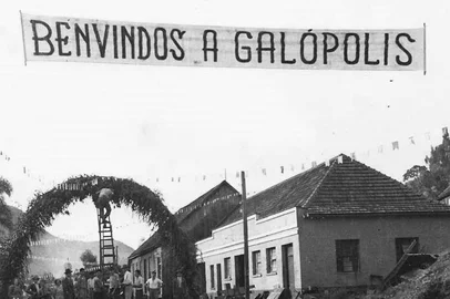 Decoração das ruas de Galópolis para a inauguração da nova igreja Matriz de Nossa Senhora do Rosário de Pompéia, em março de 1947. O antigo distrito amanheceu todo embandeirado e com dezenas de arcos triunfais, onde liam-se dísticos de boas vindas aos visitantes.<!-- NICAID(12548989) -->