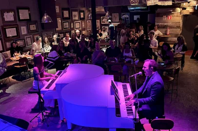 O Duelo de Pianos acontece nas noites de quartas-feiras no Encouraçado Butikin, na avenida Independência. No palco do Duelo de Pianos, os pianistas Gonzalo Lamego e Mari Kerber, acompanhados pelo baterista Luke Faro, convidam o público a escolher o repertório dessa apresentação inesquecível, por meio de bilhetes.<!-- NICAID(15965060) -->