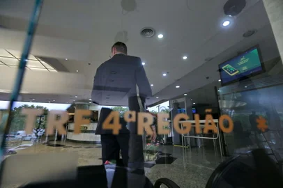 PORTO ALEGRE, RS, BRASIL -  2018.01.22 - TRF4 se prepara para receber julgamento do ex-presidente Luiz Inácio Lula da Silva, em Porto Alegre, no dia 24 de janeiro. Cristiano Zanin, advogado do ex-presidente, comparece ao tribunal para entregar memoriais aos promotores. (Foto: ANDRÉ ÁVILA/ Agência RBS)<!-- NICAID(13377252) -->