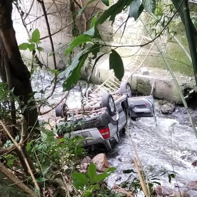 Mulheres e crianças ficam feridas após carro capotar e cair em rio, em Caxias do Sul<!-- NICAID(15646651) -->