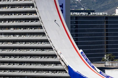 PORTO ALEGRE, RS BRASIL, 07-09-2025: Skatista da Red Bull Sandro Dias, o Mineirinho, desce pela primeira vez o NIVEL INTERMEDIÁRIO, segundo mais alto, da pista montada no prédio do CAFF. Foto: Duda Fortes/Agência RBS<!-- NICAID(16118851) -->