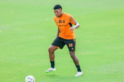 O lateral-esquerdo Thauan Lara participa de treino do Inter no CT Parque Gigante.<!-- NICAID(15670553) -->