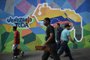 People walk by a mural campaigning for a referendum to ask Venezuelans to consider annexing the Guyana-administered region of Essequibo, in 23 de Enero neighbourhood in Caracas on November 28, 2023. Venezuela is scheduled to hold a controversial referendum on December 3, to annex a disputed oil-rich territory administered by neighbouring Guyana. The government of Nicolas Maduro has organized the poll to ask Venezuelans to consider annexing the Essequibo region, which makes up two-thirds of tiny Guyana but is claimed by Caracas. (Photo by Federico PARRA / AFP)Editoria: POLLocal: CaracasIndexador: FEDERICO PARRASecao: diplomacyFonte: AFPFotógrafo: STF<!-- NICAID(15614418) -->