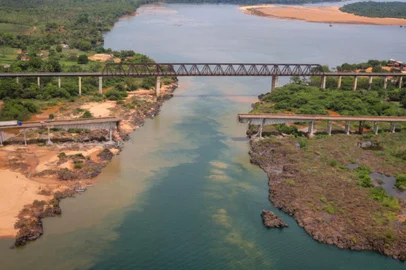 This handout picture released by Brazils Ministry of Transports shows the Juscelino Kubitschek de Oliveira bridge that collapsed on December 22 over the Tocantins River in Aguiarnopolis, Tocantins state, Brazil on December 24, 2024. At least one person was killed and 16 others are missing when a bridge collapsed between the Brazilian states of Maranhao and Tocantins in northern Brazil, a police spokesman told AFP on December 23. (Photo by Handout / Brazils Ministry of Transports / AFP) / RESTRICTED TO EDITORIAL USE - MANDATORY CREDIT "AFP PHOTO /  BRAZIL'S MINISTRY OF TRANSPORT / HANDOUT /  " - NO MARKETING NO ADVERTISING CAMPAIGNS - DISTRIBUTED AS A SERVICE TO CLIENTSEditoria: DISLocal: AguiarnópolisIndexador: HANDOUTSecao: industrial accidentFonte: Brazil’s Ministry of TransportsFotógrafo: Handout<!-- NICAID(15942161) -->