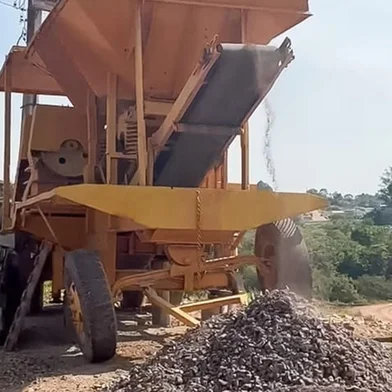 CRUZEIRO DO SUL, RS, BRASIL - 23/10/2025 - Um dos municípios mais atingidos pela enchente de 2024, Cruzeiro do Sul, no Vale do Taquari, tem transformado escombros em infraestrutura. Um projeto utiliza britagem do material de casas destruídas pela cheia na recuperação de estradas rurais no bairro Passo de Estrela. (Foto: Igor Almeida/Sema)<!-- NICAID(16152606) -->