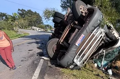 Polícia Civil trabalha com a hipótese de excesso de velocidade para explicar o acidente que matou o caminhoneiro Mauri Xaviér, de 40 anos, na manhã de segunda-feira (5), na RS-265, em São Lourenço do Sul.