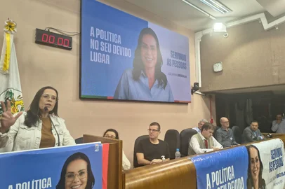 Em meio à turbulência pessoal do indiciamento pela Polícia Civil por supostos desvios de conta conjunta que mantém com a avó (que ela nega), Juliana Brizola (PDT) foi recebida em Caxias, no sábado (25), como candidata a governadora. Ela participou do encontro das coordenadorias regionais do partido de Caxias e região.<!-- NICAID(16154884) -->