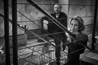 Na sexta, 19 de setembro, o Centro de Cultura Ordovás recebe, no palco do Zarabatana Café, o show de estreia do duo (In)versoFormado por Siane Salvador, cantora lírica com trajetória consolidada na cidade, e Benhur Lima, músico reconhecido na cena do heavy metal, (In)verso nasce do encontro inusitado entre universos aparentemente opostos. Suas diferenças de timbre, repertório e estilo se cruzam no palco em uma mistura envolvente, onde os contrastes se transformam em harmonia.<!-- NICAID(16126536) -->