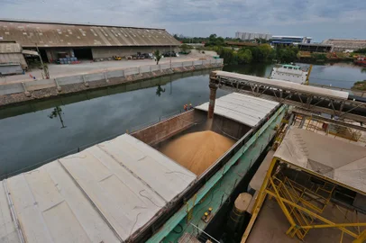 CANOAS, RS, BRASIL - 15.04.2021 - Reportagem sobre o uso de hidrovias no RS. Iremos a Canoas, em um dos terminais privados no estado, registar movimento de carga de farelo de soja navio e depois sua saída, com ele navegando pelo rio. (Foto: Lauro Alves/Agencia RBS)<!-- NICAID(14759029) -->