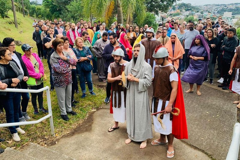 Mais de 400 pessoas assistem a via sacra da juventude nos Pavilhões da Festa da Uva, em Caxias<!-- NICAID(15397385) -->