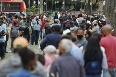 PORTO ALEGRE, RS, BRASIL,  16/03/2022-  Segundo dia do feirão de empregos tem filas junto ao SINE no centro de Porto Alegre.Foto: Lauro Alves / Agencia RBS<!-- NICAID(15042271) -->