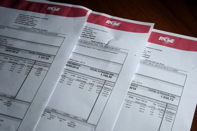 CAXIAS DO SUL, RS, BRASIL, 20/08/2018 - Os reajustes de luz da RGE chegaram ao bolso do consumidor e muitos estão revoltados. Enquanto isso a CPFL (as distribuidoras RGE e RGE Sul, que atendem 373 municípios gaúchos, pertencem ao Grupo CPFL) anunciou lucro de R$ 265% no segundo trimestre do ano. (Marcelo Casagrande/Agência RBS)<!-- NICAID(13700985) -->